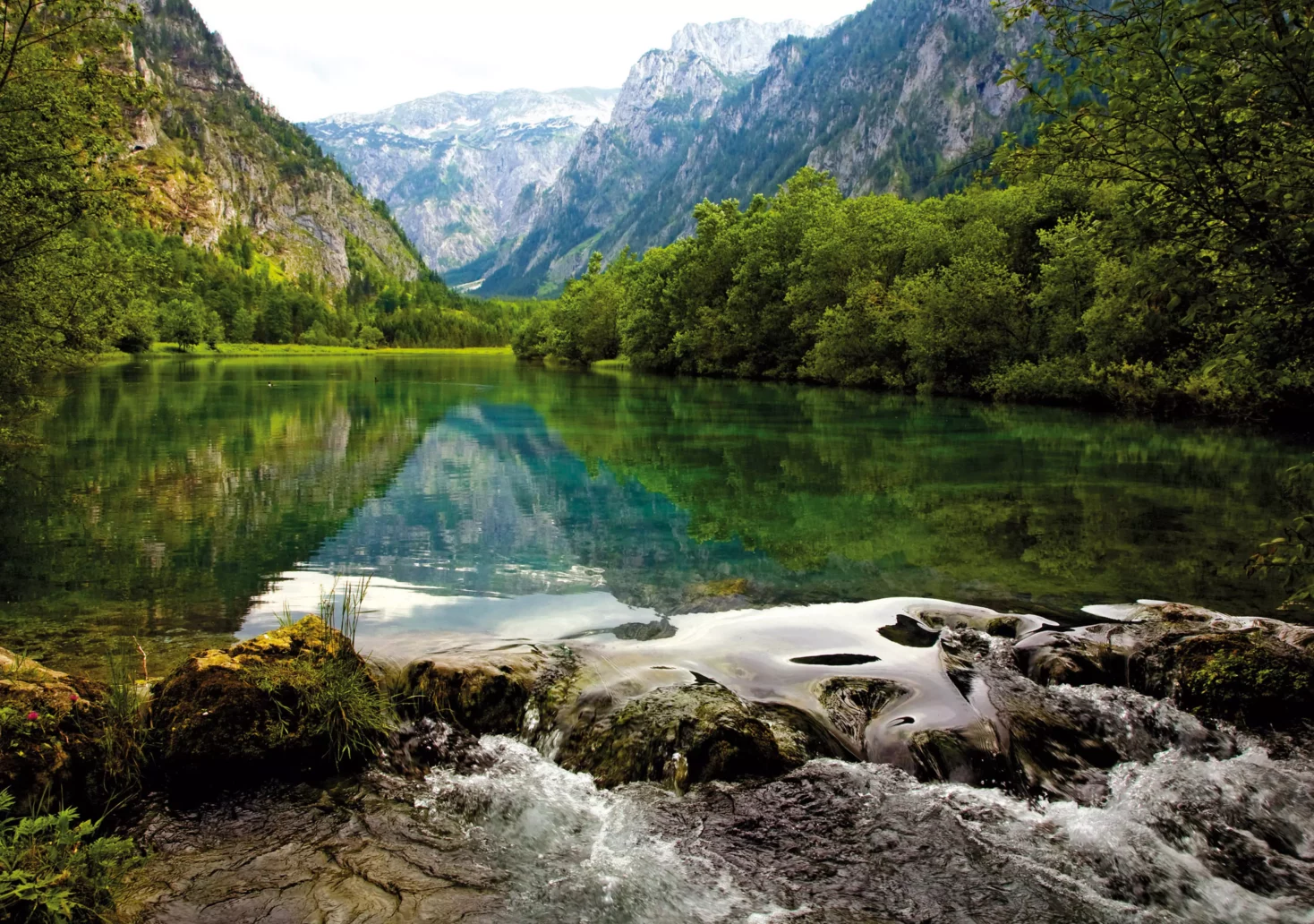 Bild auf 5min.at zeigt einen See und im Hintergrund Gebirge.
