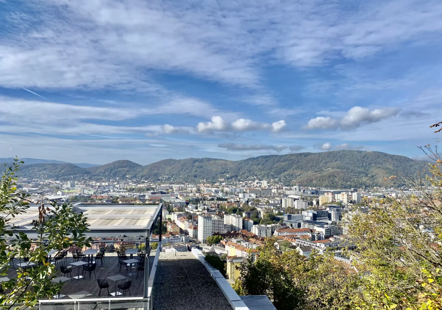 Ein Bild auf 5min.at zeigt einen nur leicht bewölkten Himmel in Graz