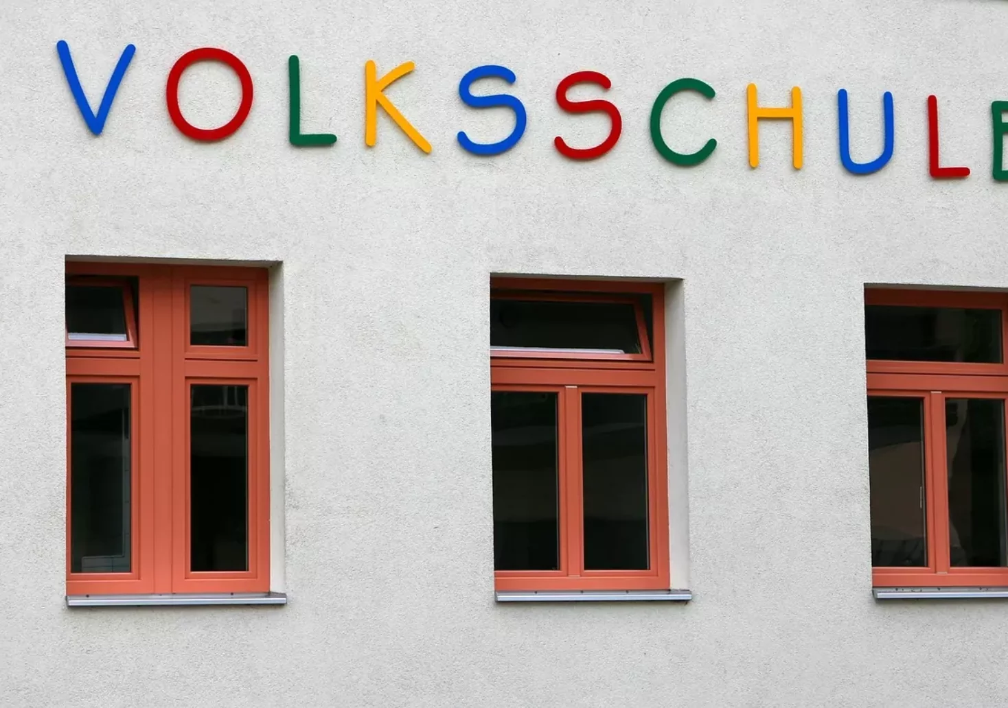 Symbolfoto auf 5min.at zeigt eine Volksschule von außen.