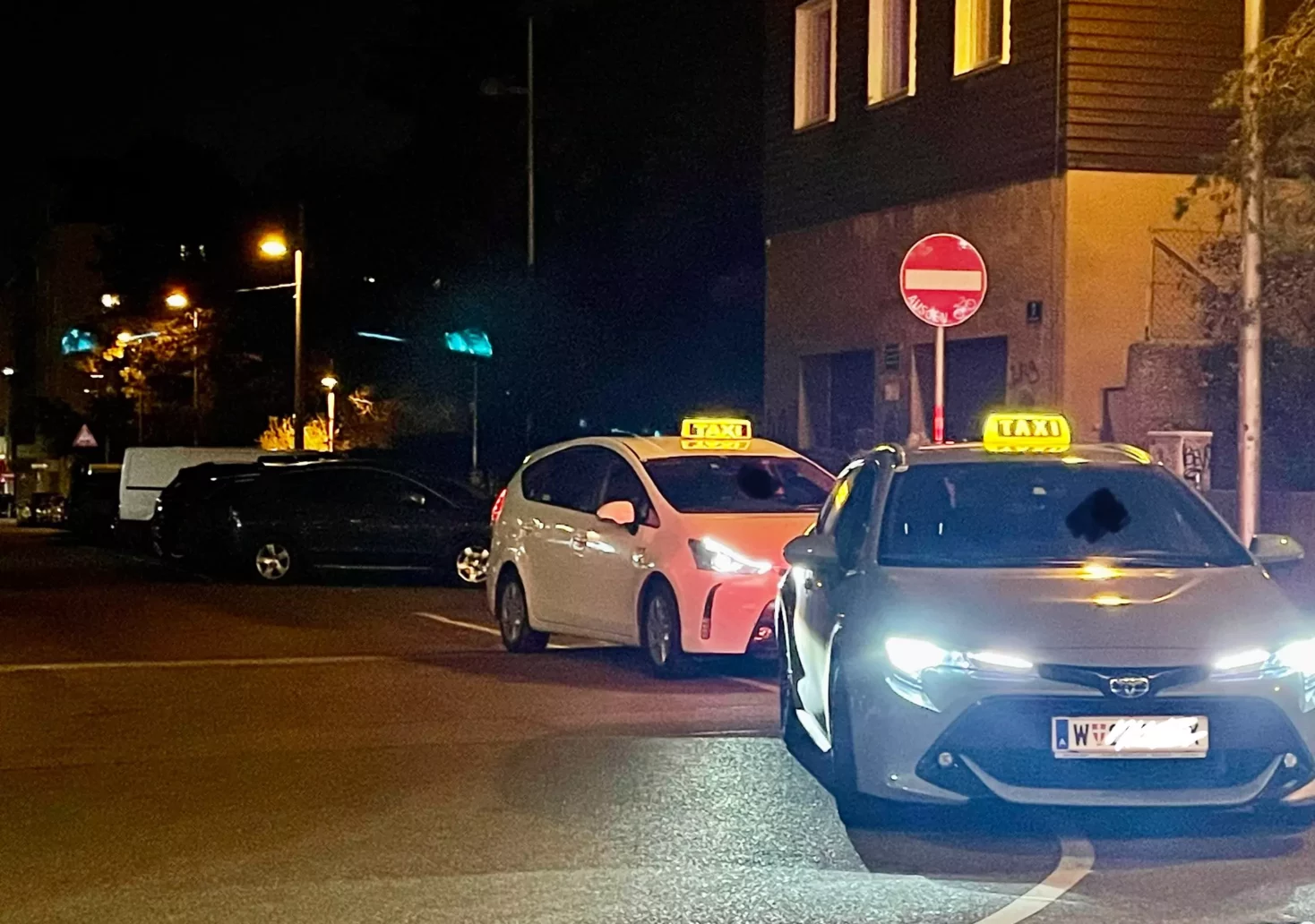 Bild auf 5min.at zeigt Taxis in Wien vor der Wiener Stadthalle.