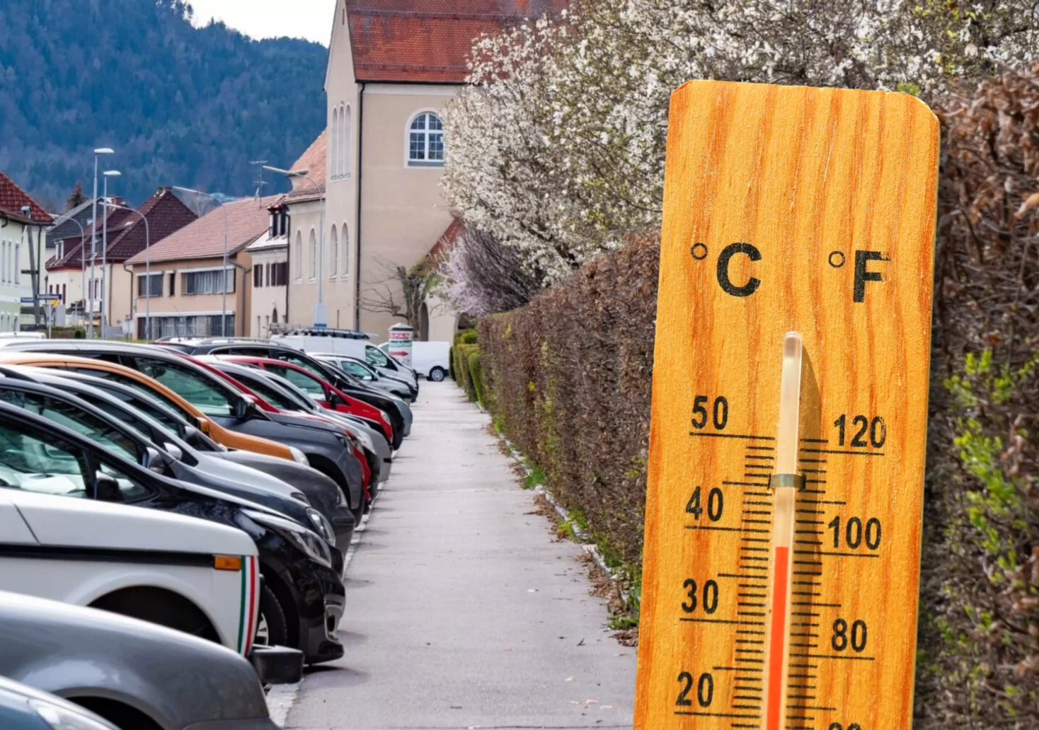 Eine Bildmontage auf 5min.at zeigt parkende Autos in Klagenfurt und ein Thermometer.