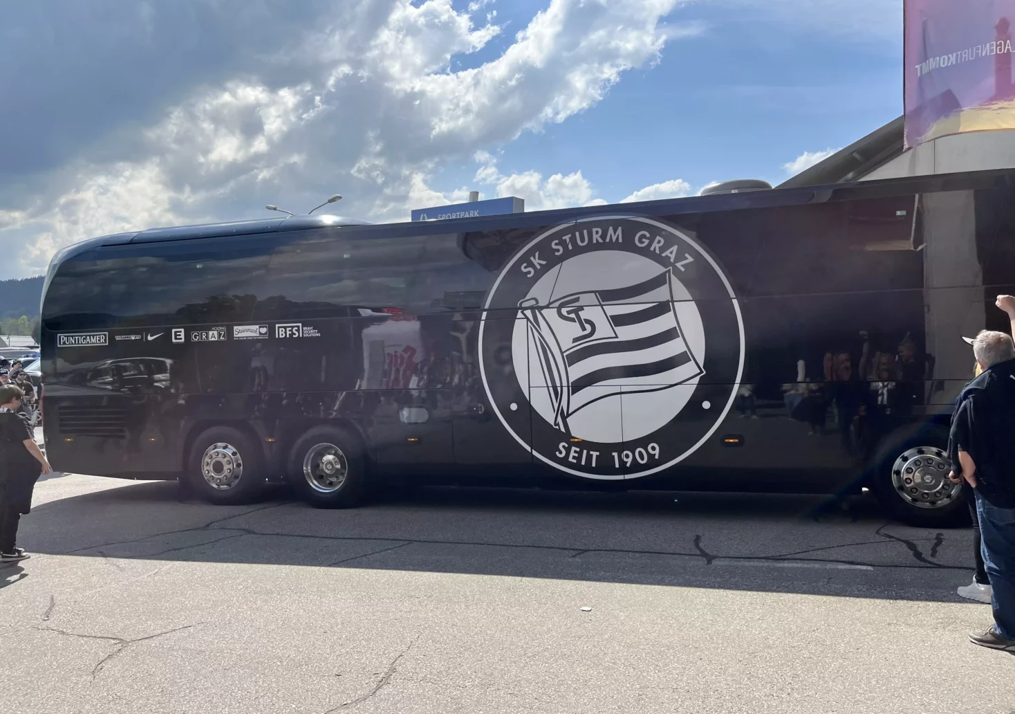 Ein Bild auf 5min.at zeigt, wie die Spieler des Sturm Graz in einem Bus ins Wörthersee Stadion einfahren.