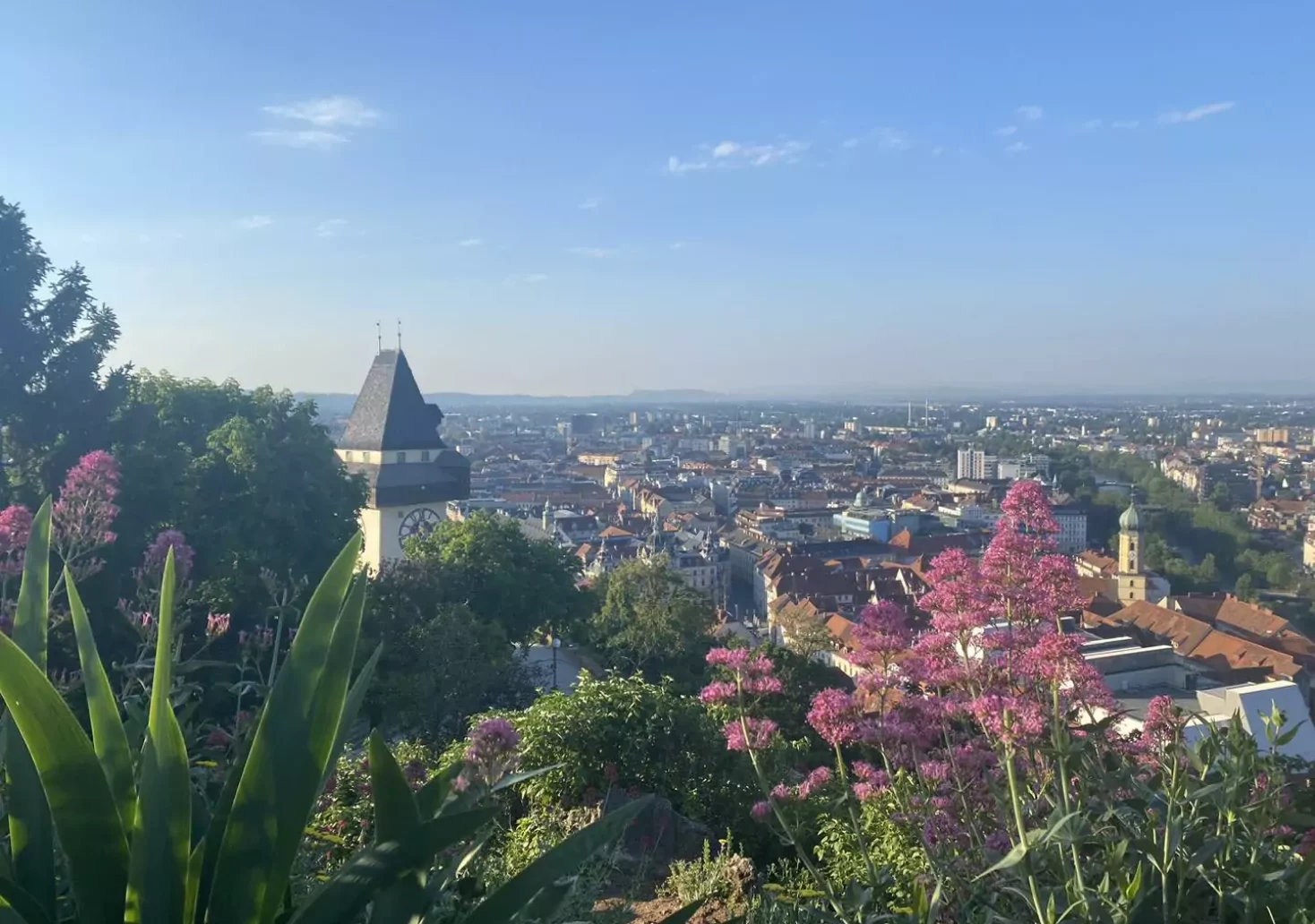 Das Bild auf 5min.at zeigt den Ausblick vom Grazer Schlossberg mit Uhrturm