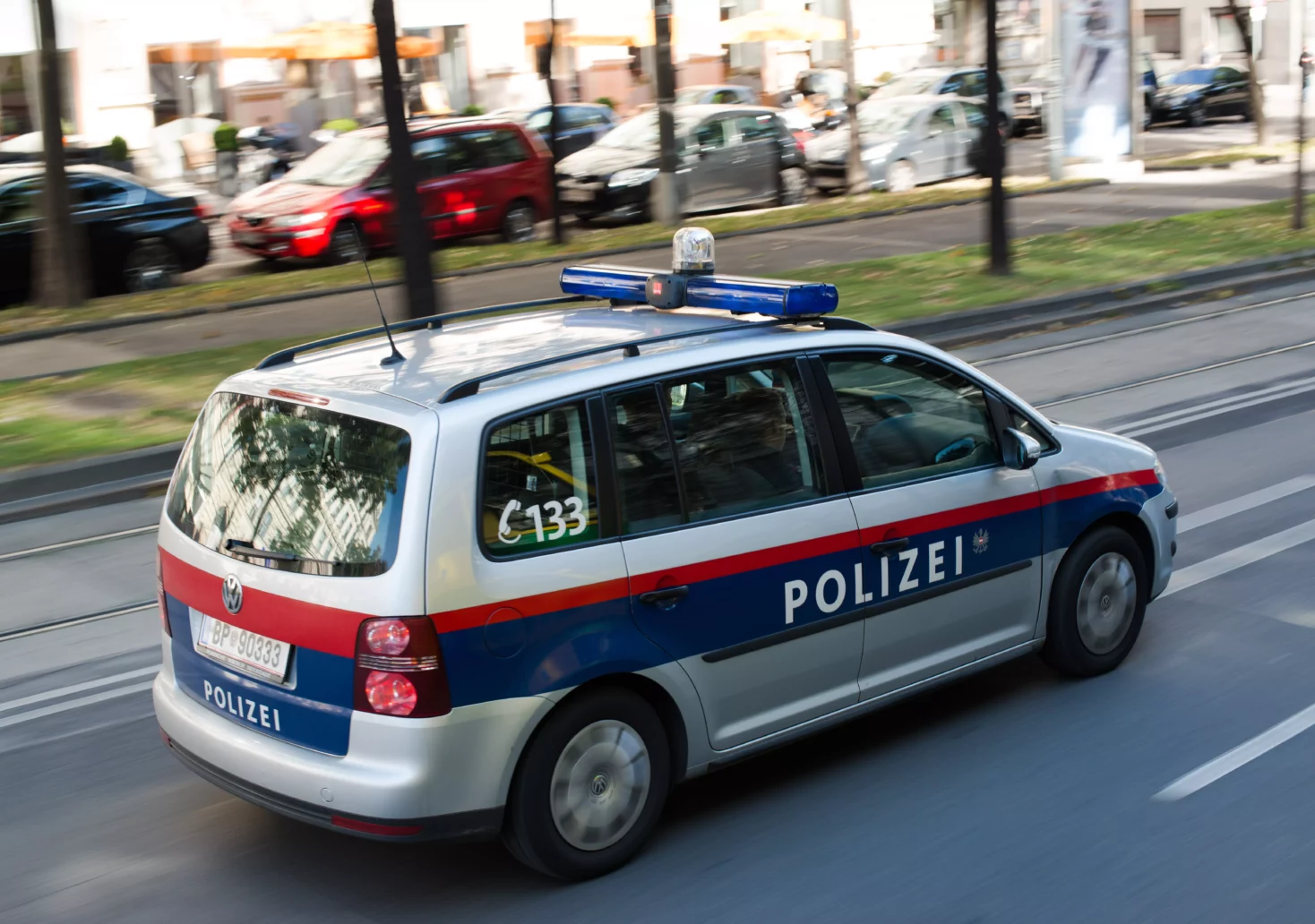 Bild auf 5min.at zeigt ein fahrendes Polizeiauto.