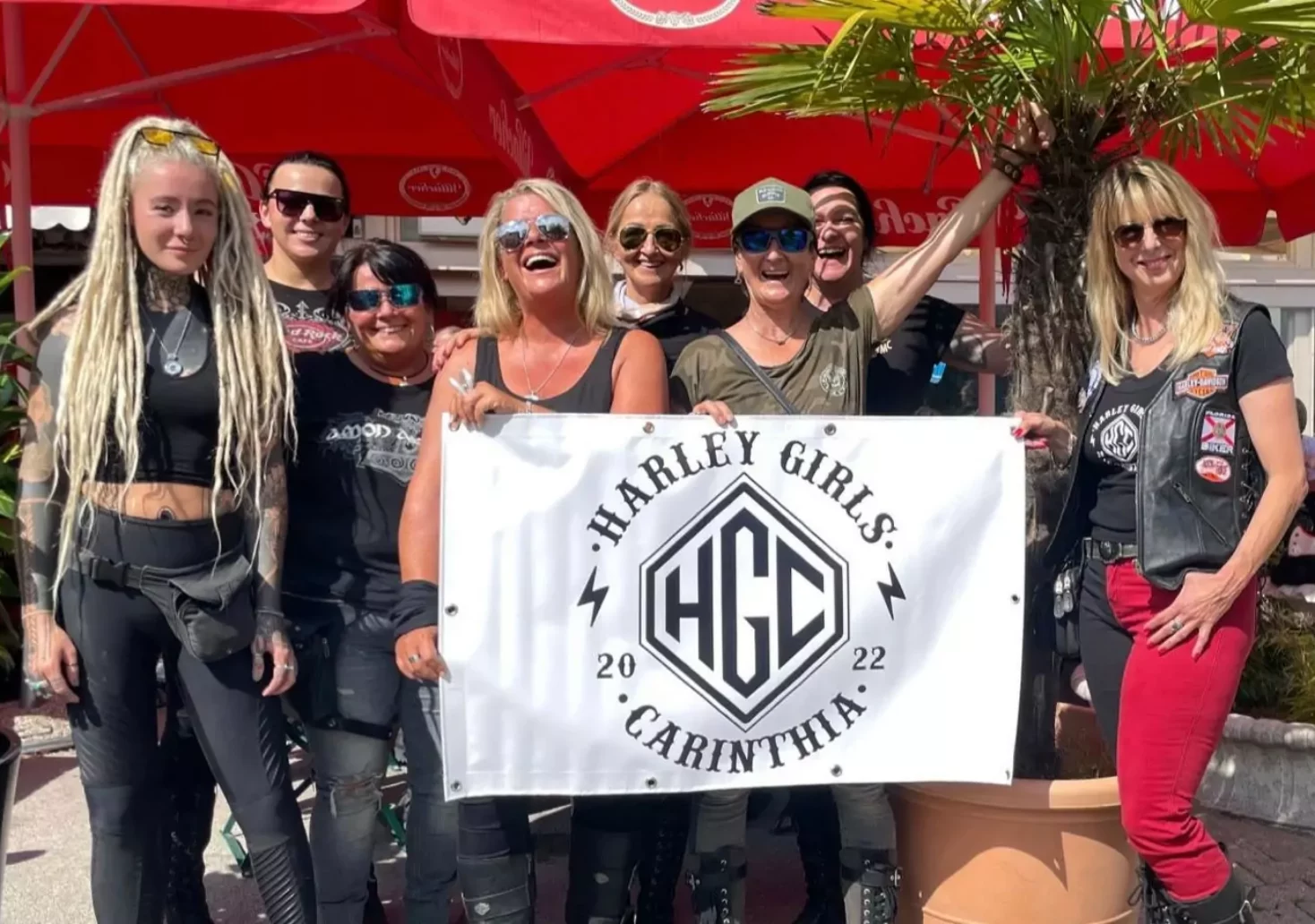 Ein Bild auf 5min.at zeigt die Mitglieder der Harley-Girls-Carinthia.