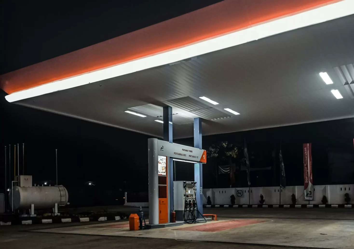 Symbolfoto auf 5min.at zeigt eine Tankstelle bei Nacht.