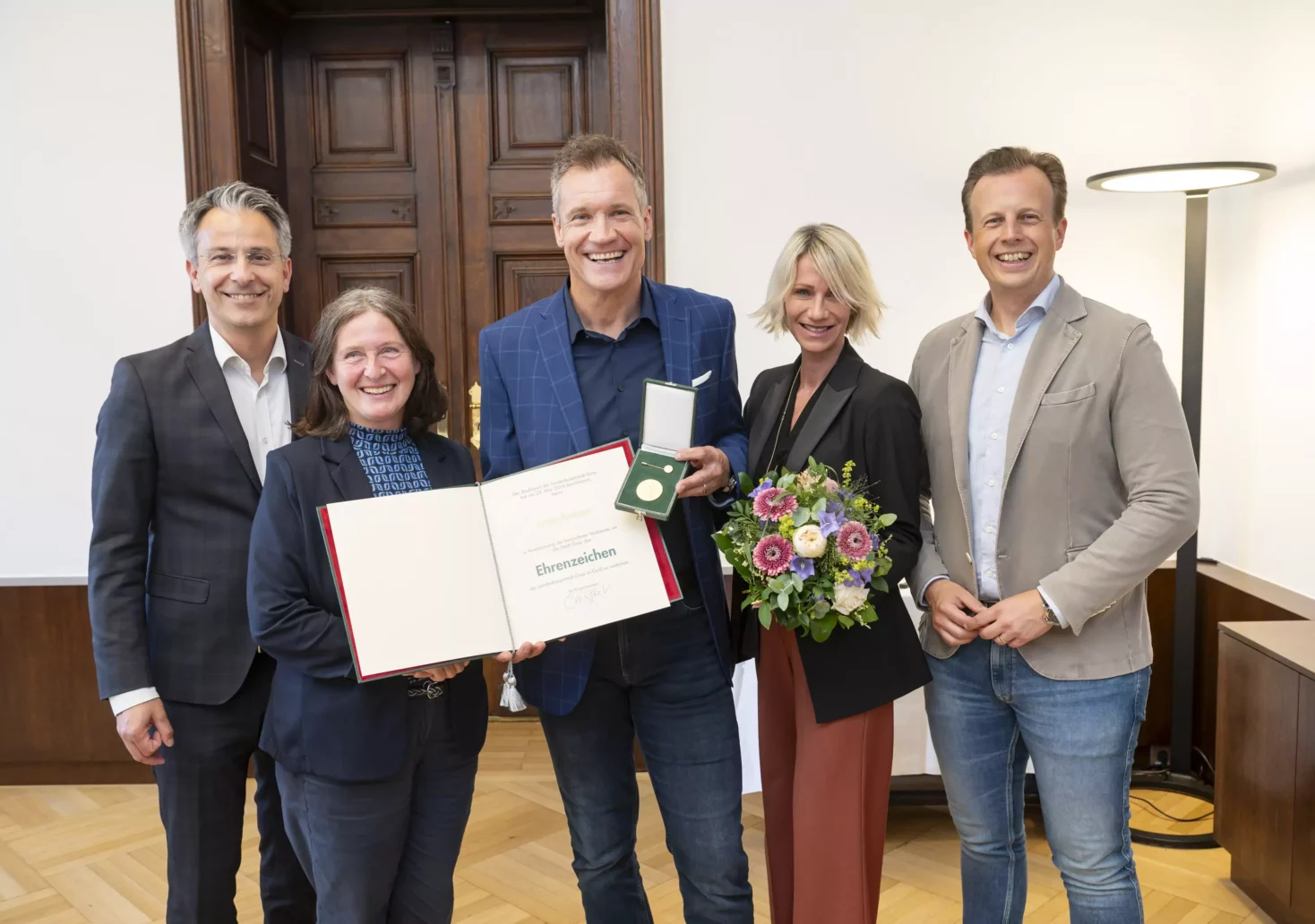 Das Bild zeigt: Stadtrat Kurt Hohensinner, Bürgermeisterin Elke Kahr, Armin Assinger mit seiner Frau Sandra und Landesrat Karlheinz Kornhäusl