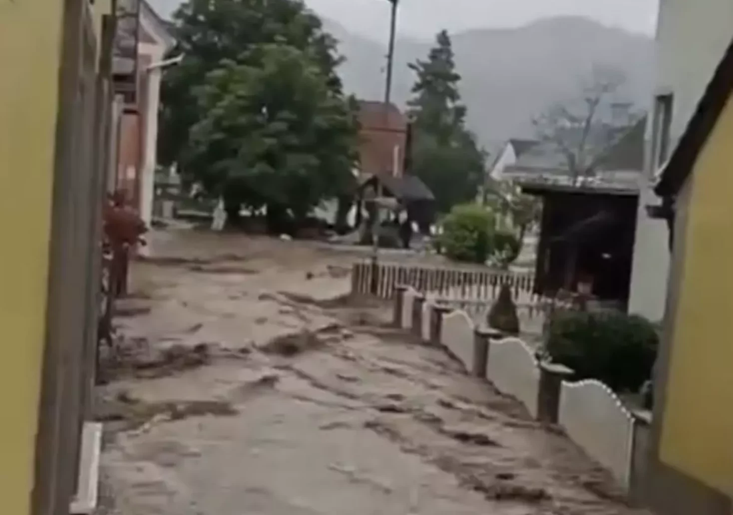 Foto in Beitrag von 5min.at: Zu sehen ist eine Überschwemmung in Deutschfeistritz.