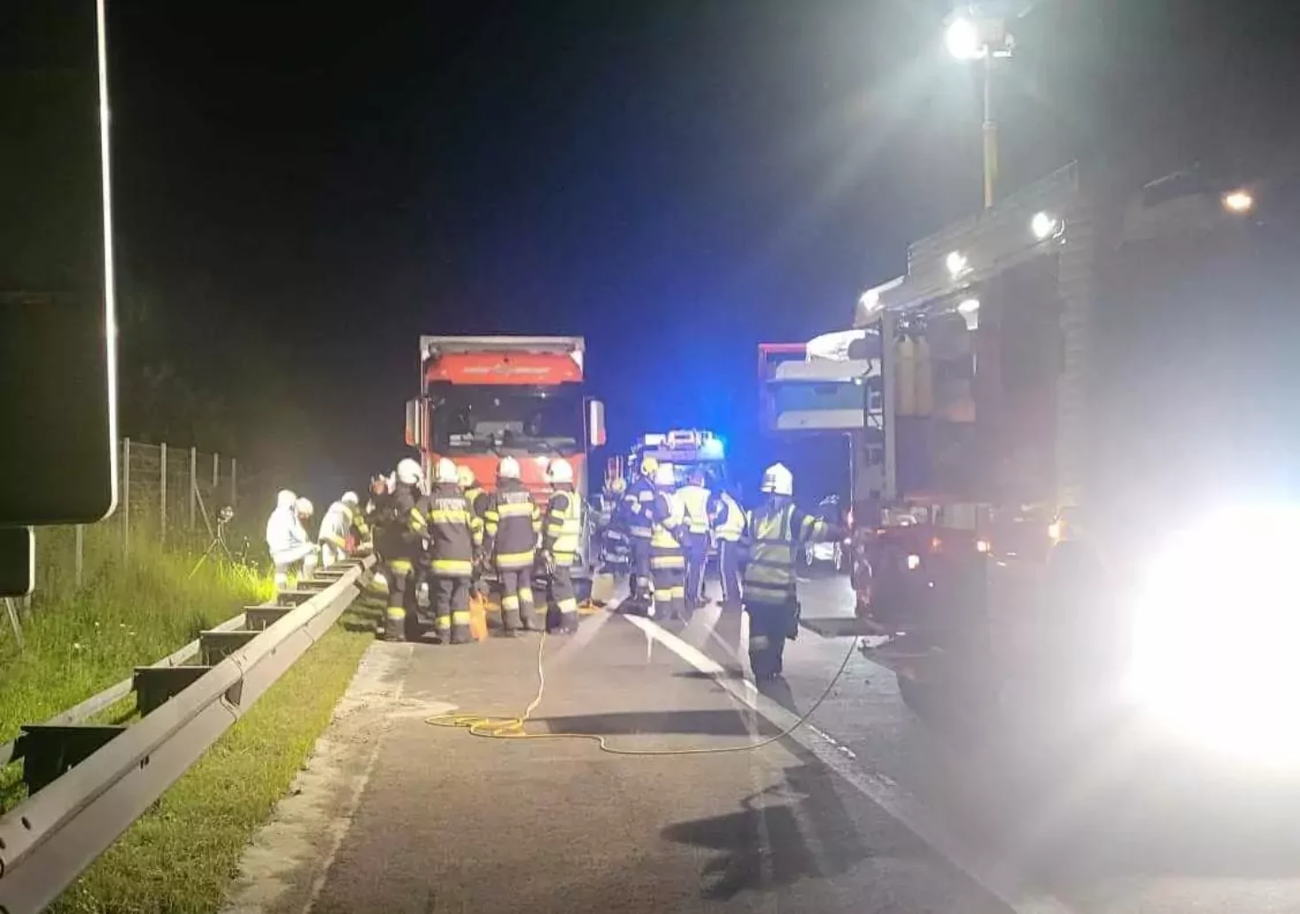 Foto in Beitrag von 5min.at: Zu sehen ist ein Feuerwehreinsatz wegen einer Ölspur auf der A10 Tauernautobahn.