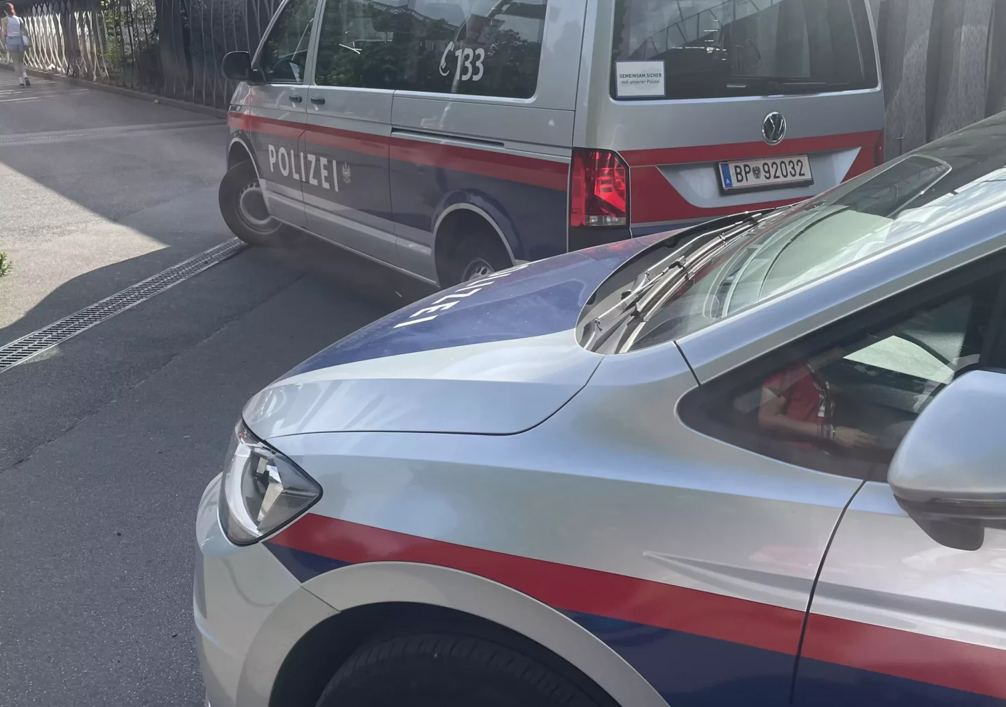 Foto auf 5min.at zeigt zwei Polizeiautos am Keplerplatz in Wien.