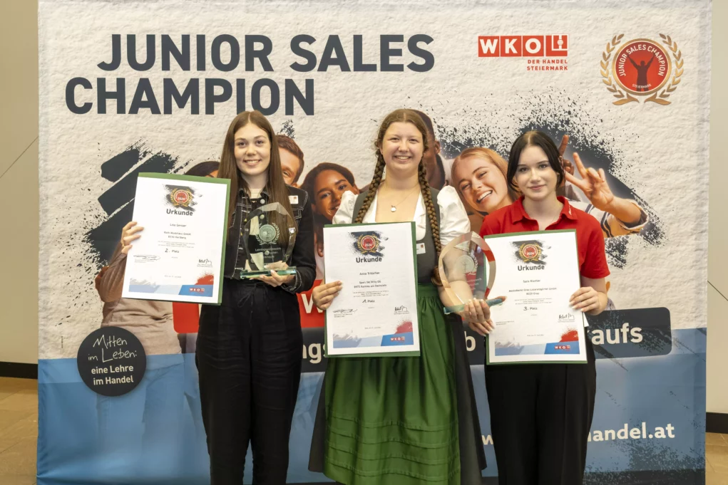 Das Bild auf 5min.at zeigt das Siegespodest beim steirischen Junior Sales Champion 2024: Lisa Genser, Anna Tritscher und Sara Riemer (v.l.).