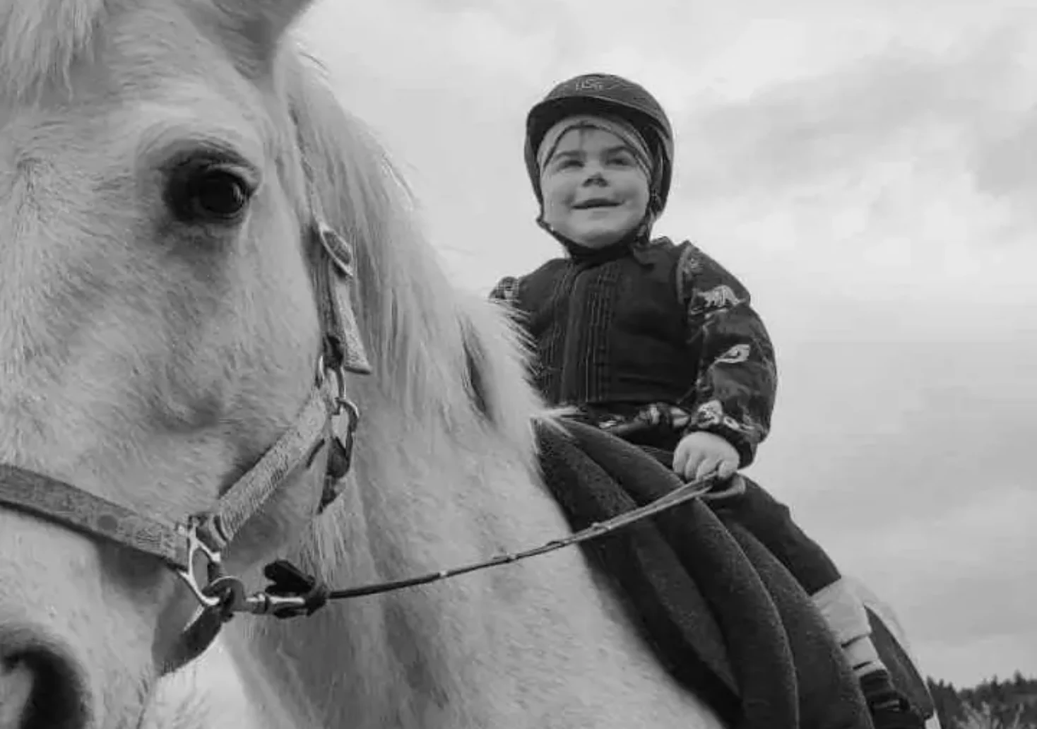 Foto in Beitrag von 5min.at: Zu sehen ist der schwerkranke Florian, damals glücklich auf einem Pferd.