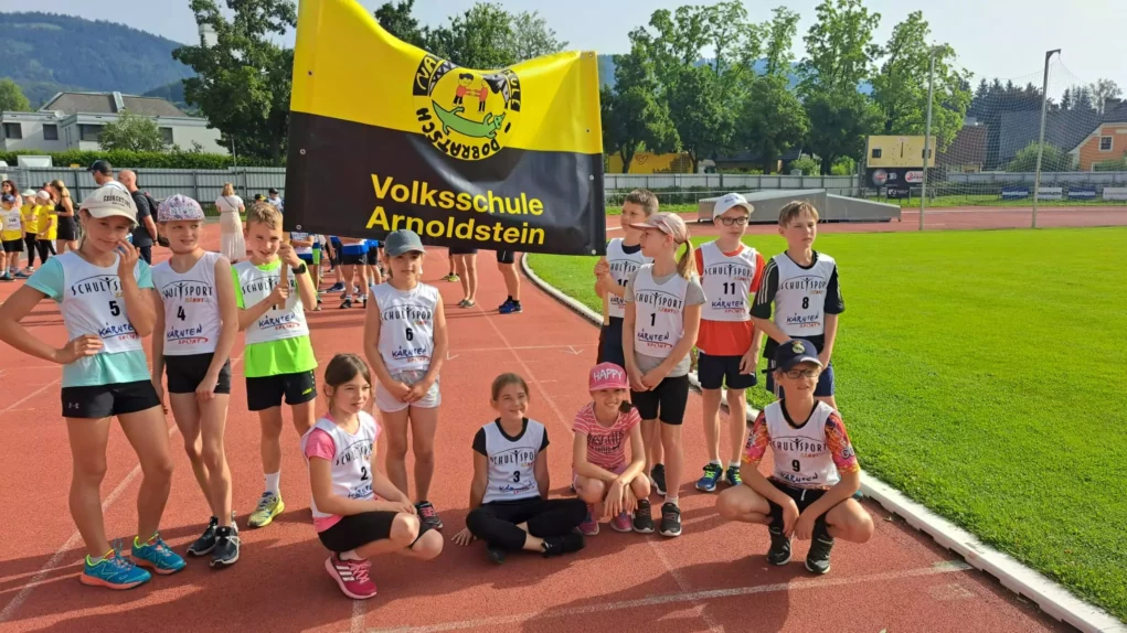 Ein Bild auf 5min.at zeigt Kinder und Lehrkräfte bei den Villacher Leichtathletik-Volksschulmeisterschaften am 18. Juni.