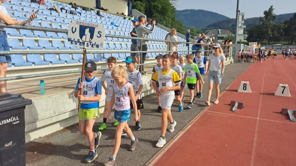 Ein Bild auf 5min.at zeigt Kinder und Lehrkräfte bei den Villacher Leichtathletik-Volksschulmeisterschaften am 18. Juni.