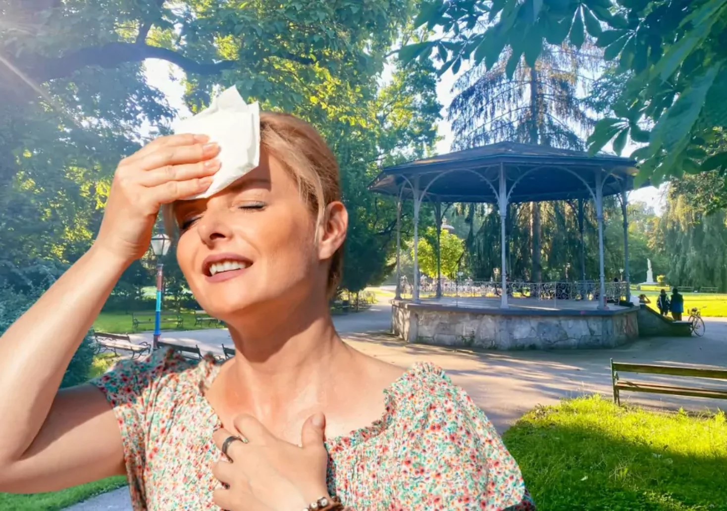 Bild auf 5min.at zeigt eine Frau, die sich ein Taschentuch an die Stirn hält, weil sie schwitzt.
