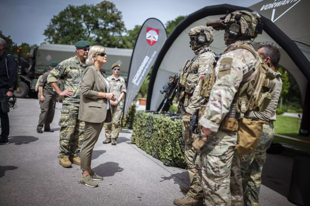 Verteidigungsministerin Klaudia Tanner im Gespräch mit Soldaten des Jagdkommandos