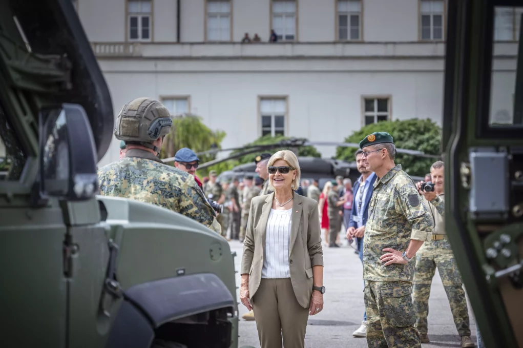 Verteidigungsministerin Klaudia Tanner im Gespräch mit Soldaten der Übung SCHUTZSCHILD 24
