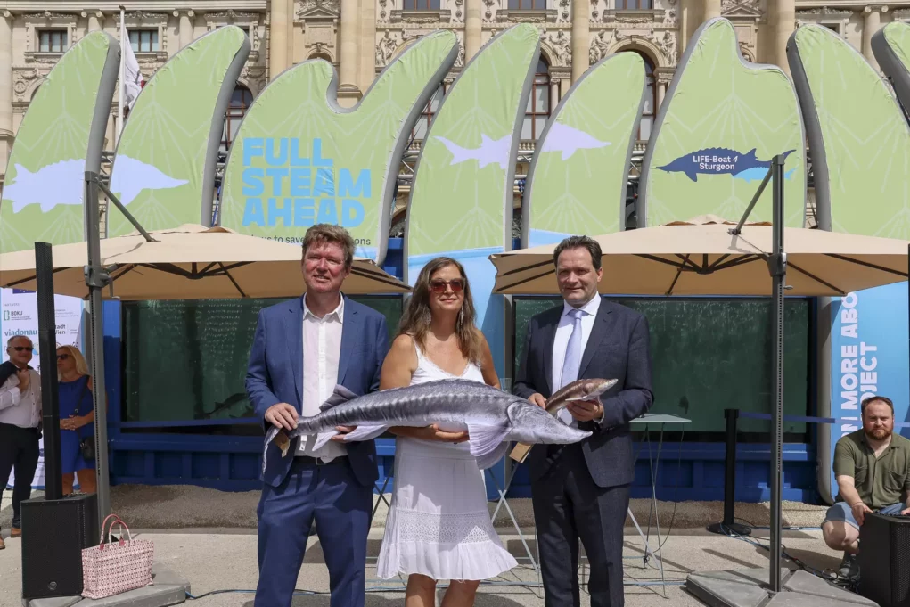 Europas größtes mobiles Aquarium begeistert mitten in Wien für Donau-Schutz