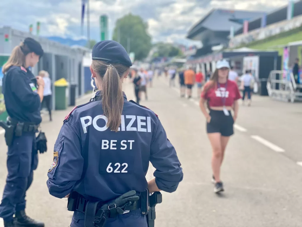 Bild auf 5min.at zeigt eine Polizistin beim Österreich-GP 2024 in Spielberg.