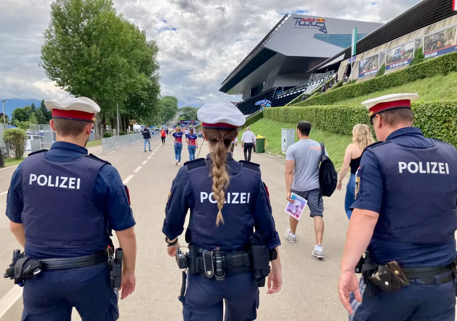 Bild auf 5min.at zeigt Polizisten beim Österreich-GP 2024 in Spielberg.