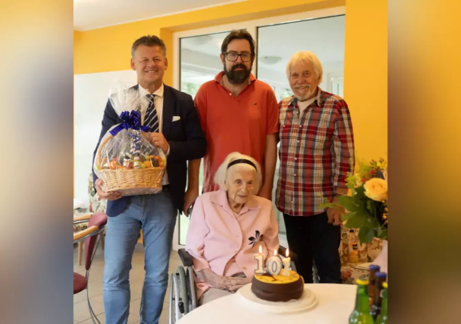 Ein Bild auf 5min.at zeigt Bürgermeister Christian Scheider mit Erna Lukas im Beisein ihrer Familie (Enkel Markus Todem und Schwiegersohn Franz Todem) zum 101. Geburtstag.