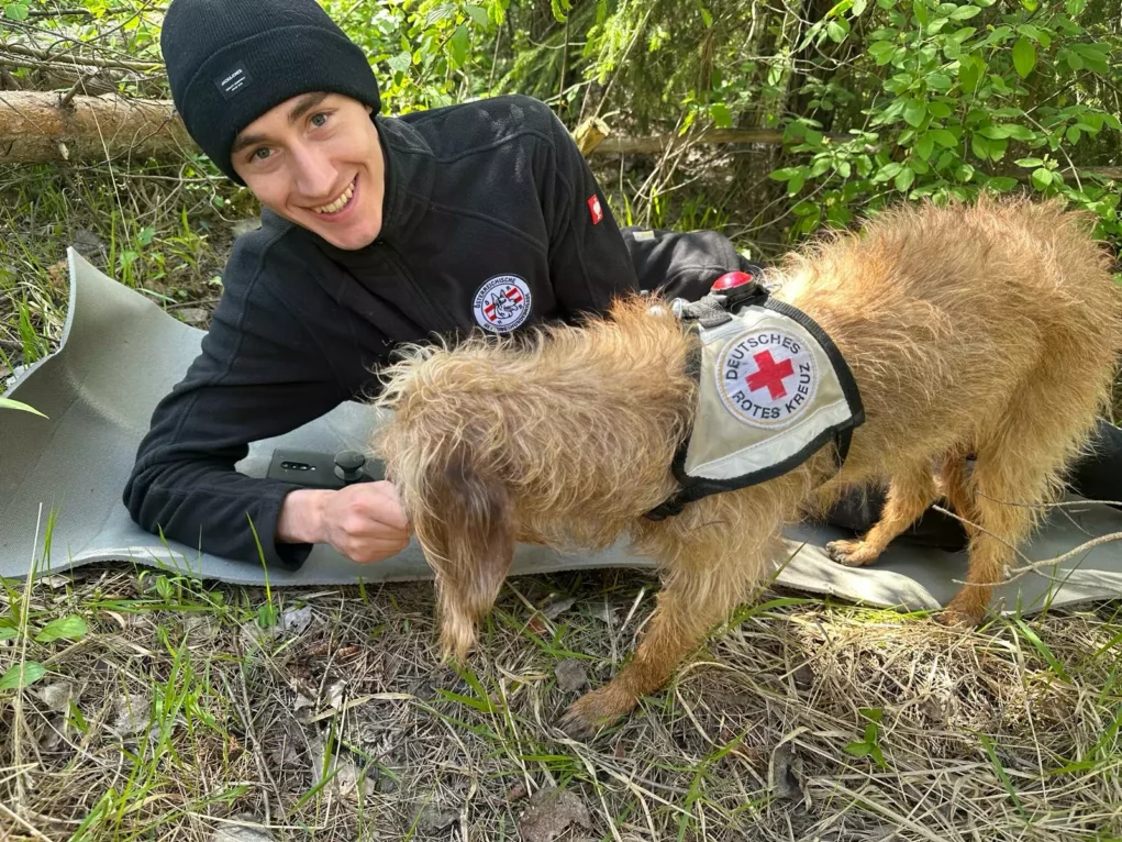 Das Bild auf 5min.at zeigt einen Hund und einen Trainer der österreichischen Rettungshundestaffel.