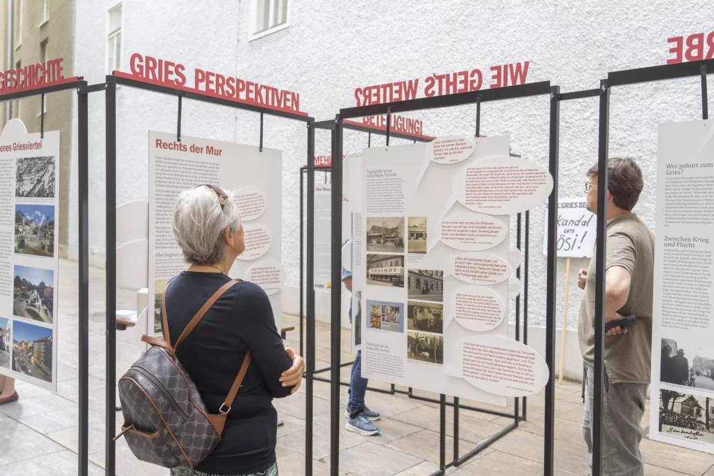 Bild auf 5min.at zeigt eine Person, die eine Ausstellung in Graz ansieht.