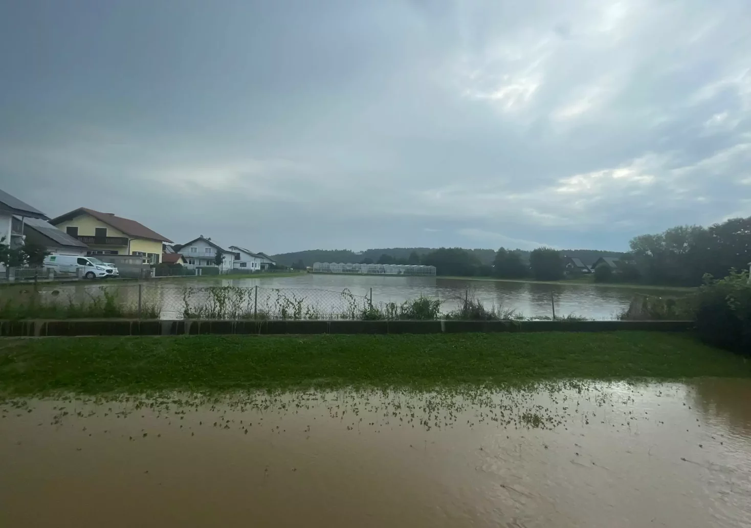 Bild auf 5min.at zeigt Überschwemmungen in Grambach (Graz-Umgebung).