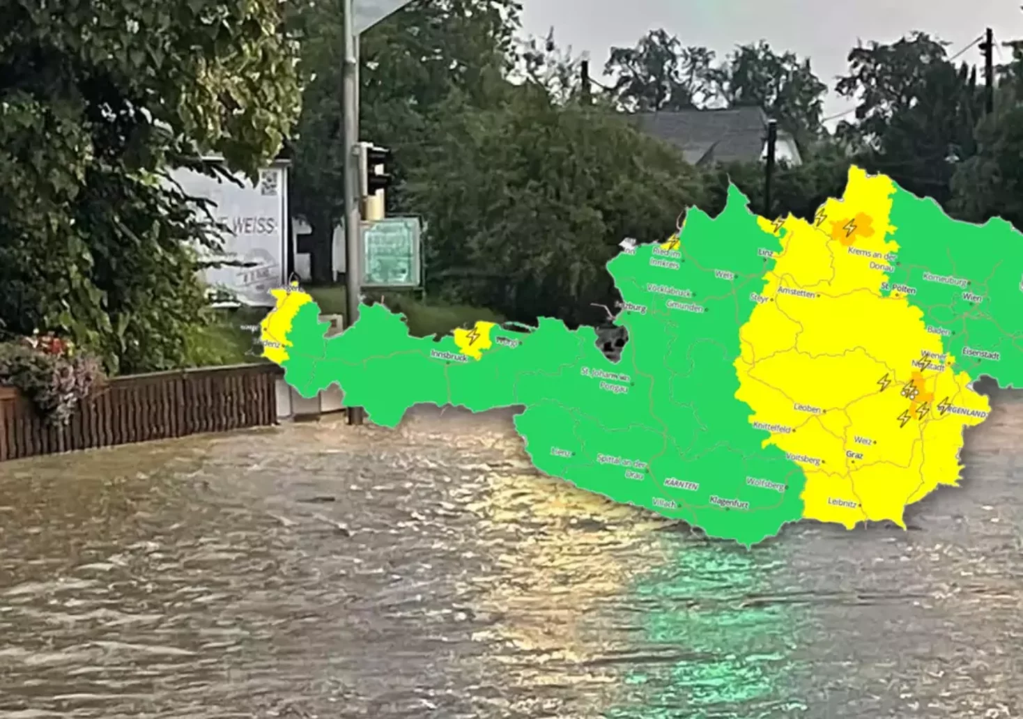 Bild auf 5min.at zeigt eine überschwemmte Straße und eine Warnkarte.