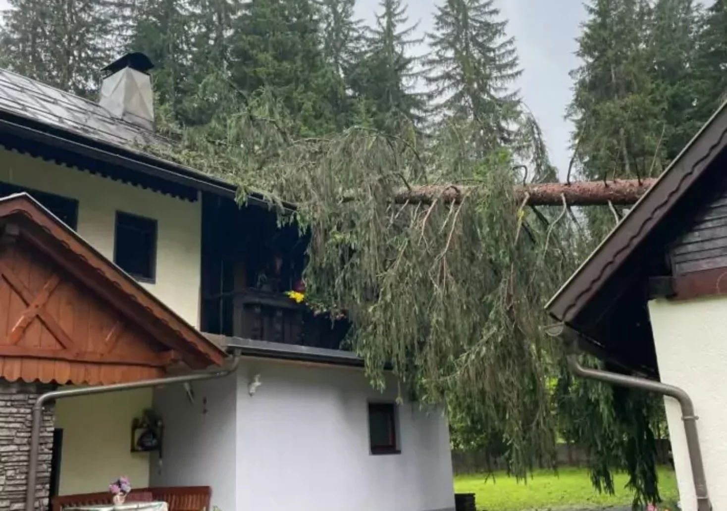 Sturmchaos im Gailtal: Baum fiel auf Haus