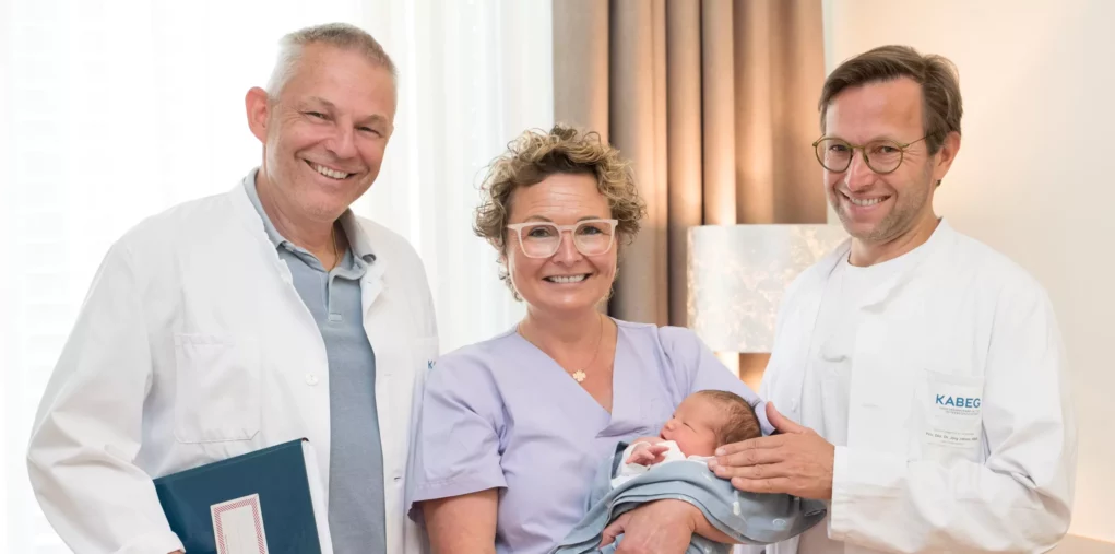 Auf dem Bild sind Prim. Univ.-Prof. Dr. Johannes Schalamon (Kinderchirurgie), Hebamme Christina Kulle und Prim. PD Dr. Jörg Jahnel (Kinderheilkunde) zu sehen.