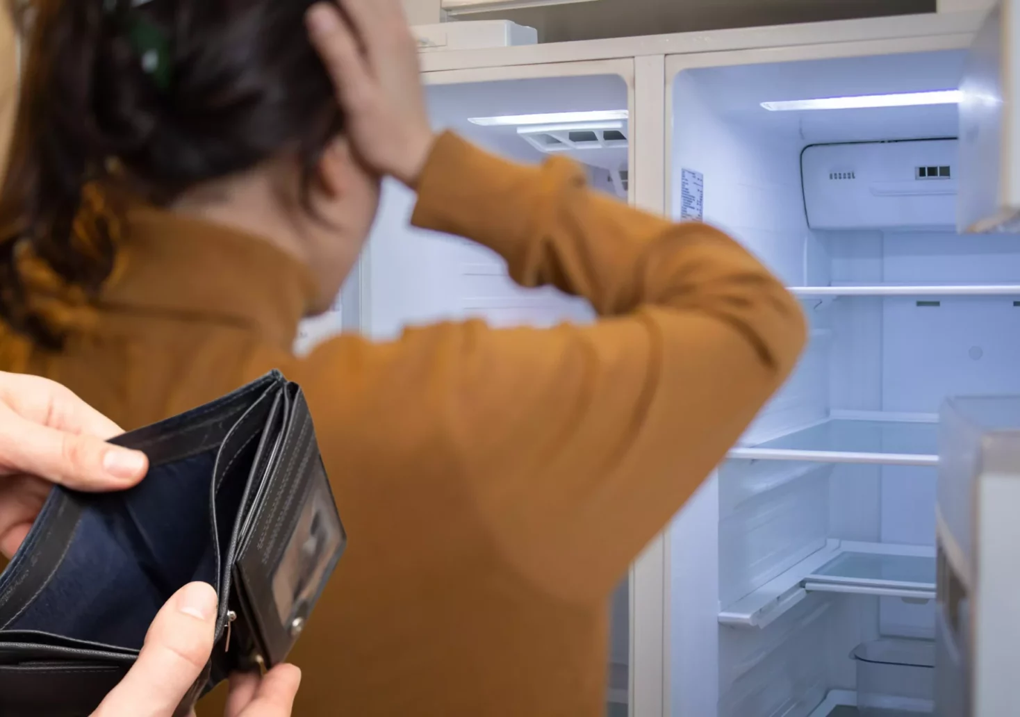 Ein Bild auf 5min.at zeigt eine Frau vor einem leeren Kühlschrank und daneben Hände, die eine leere Brieftasche halten