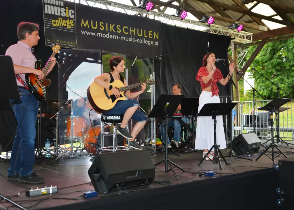 Ein Bild auf 5min.at zeigt das Open-Air-Event des Modern Music College Villach.