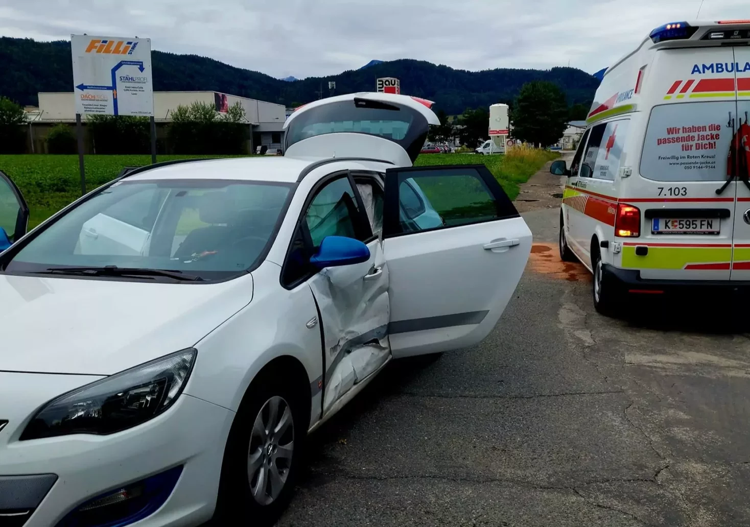 Ein Bild auf 5min.at zeigt den Verkehrsunfall in der Raiffeisen Straße in Klagenfurt.